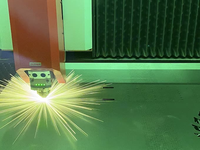 Tête de découpe laser 6 kW dans l'atelier M.S.T Laser à Vred
